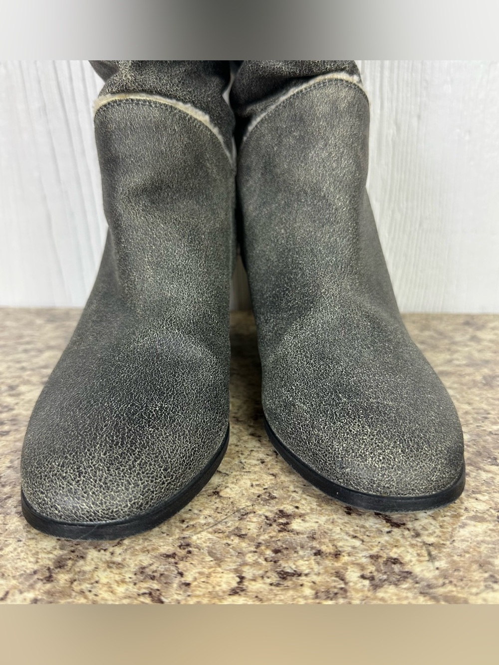 CHANEL Shearling Boots
Grey Distressed Leather 37.5 - Picture 10 of 15
